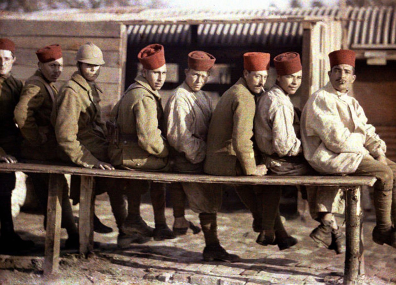 Alman ordusunun geri çekilmesinin ardından bir grup Cezayirli asker, Noyon, Oise, Fransa, 1917 (otokrom) by Fernand Cuville