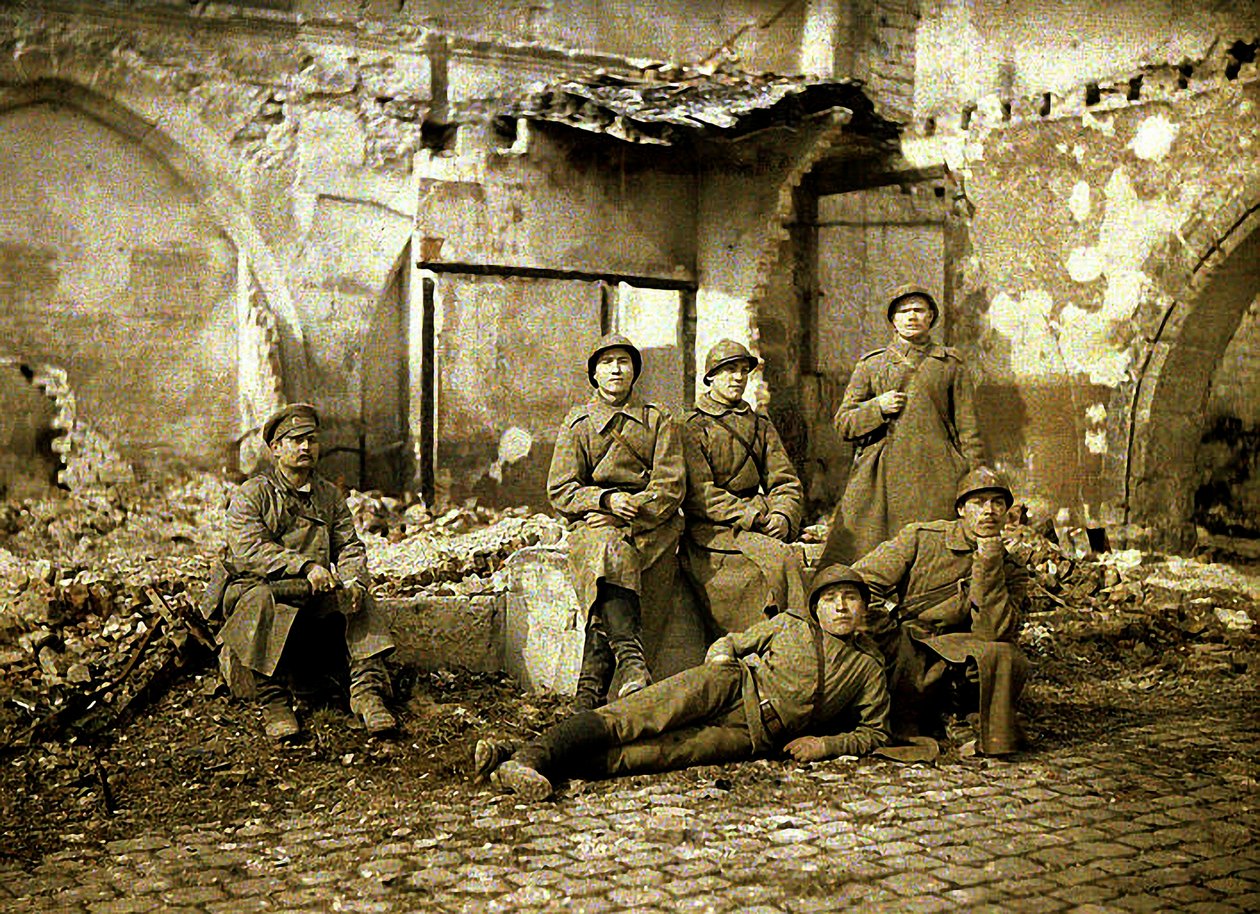 Harabelerde bir grup Rus askeri, Reims, Marne, Fransa, 1917 (otokrom) by Fernand Cuville