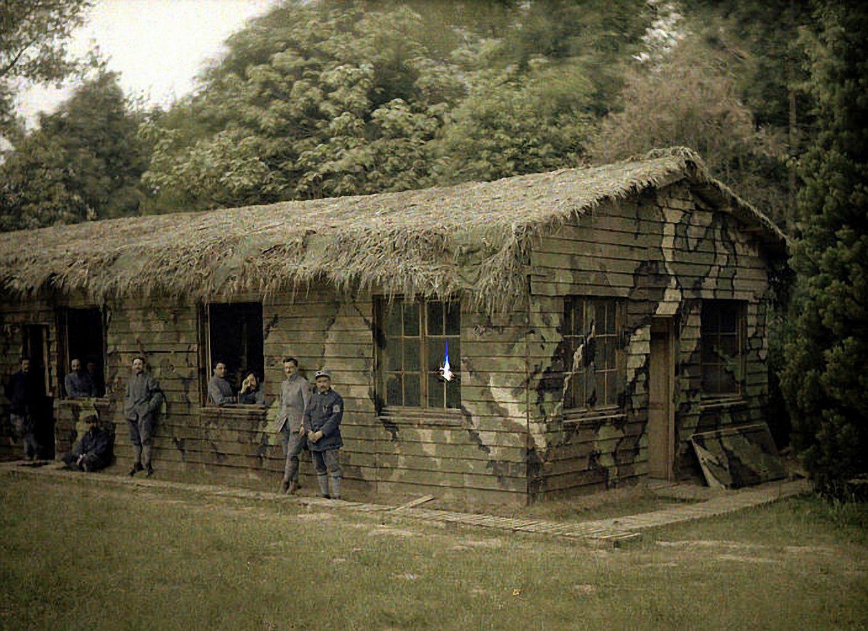 Askeri kamuflajlı ahşap bir binada dokuz Fransız askeri, Soissons, Aisne, Fransa, 1917 (otokrom) by Fernand Cuville