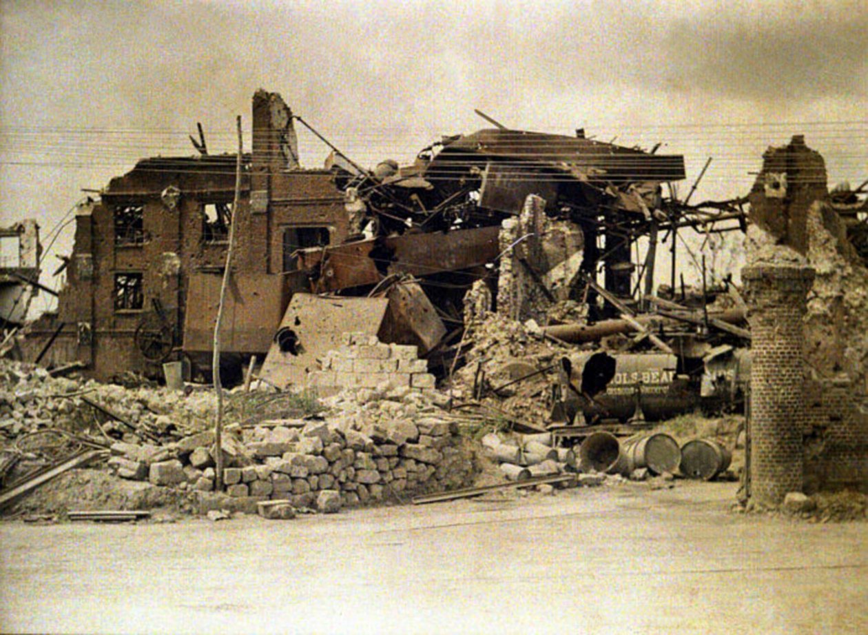 İçki fabrikasının kalıntıları, Cuffies, Aisne, Fransa, 1917 (otokrom) by Fernand Cuville