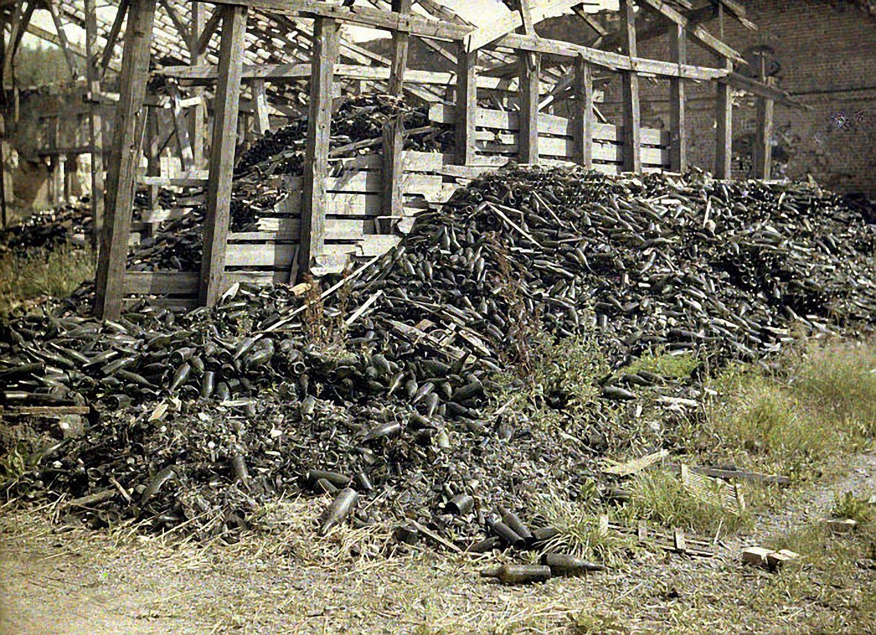 Ağır hasar görmüş Vauxrot içki fabrikasının kalıntıları, Cuffies, Aisne, Fransa, 1917 (otokrom) by Fernand Cuville