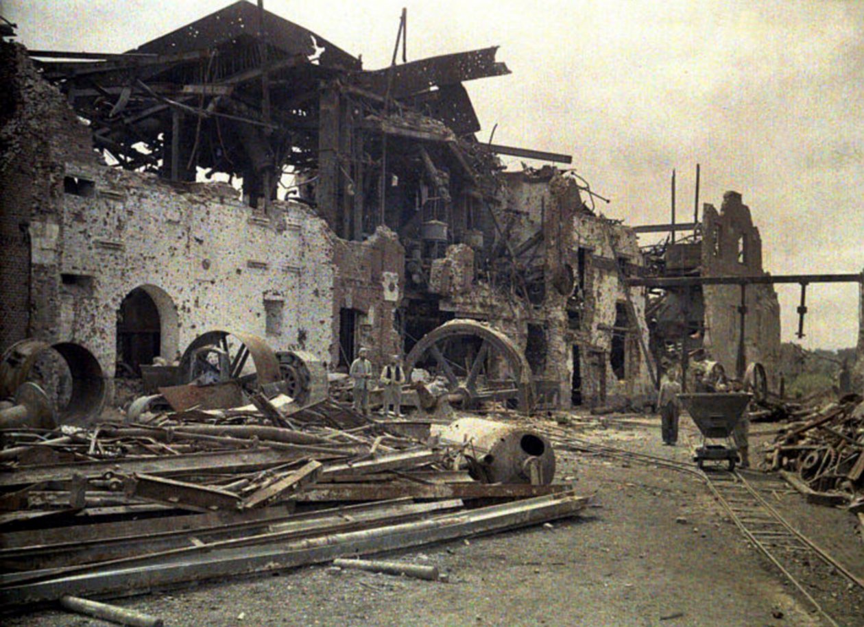 Ağır hasar görmüş Vauxrot içki fabrikasının kalıntıları, Cuffies, Aisne, Fransa, 1917 (otokrom) by Fernand Cuville