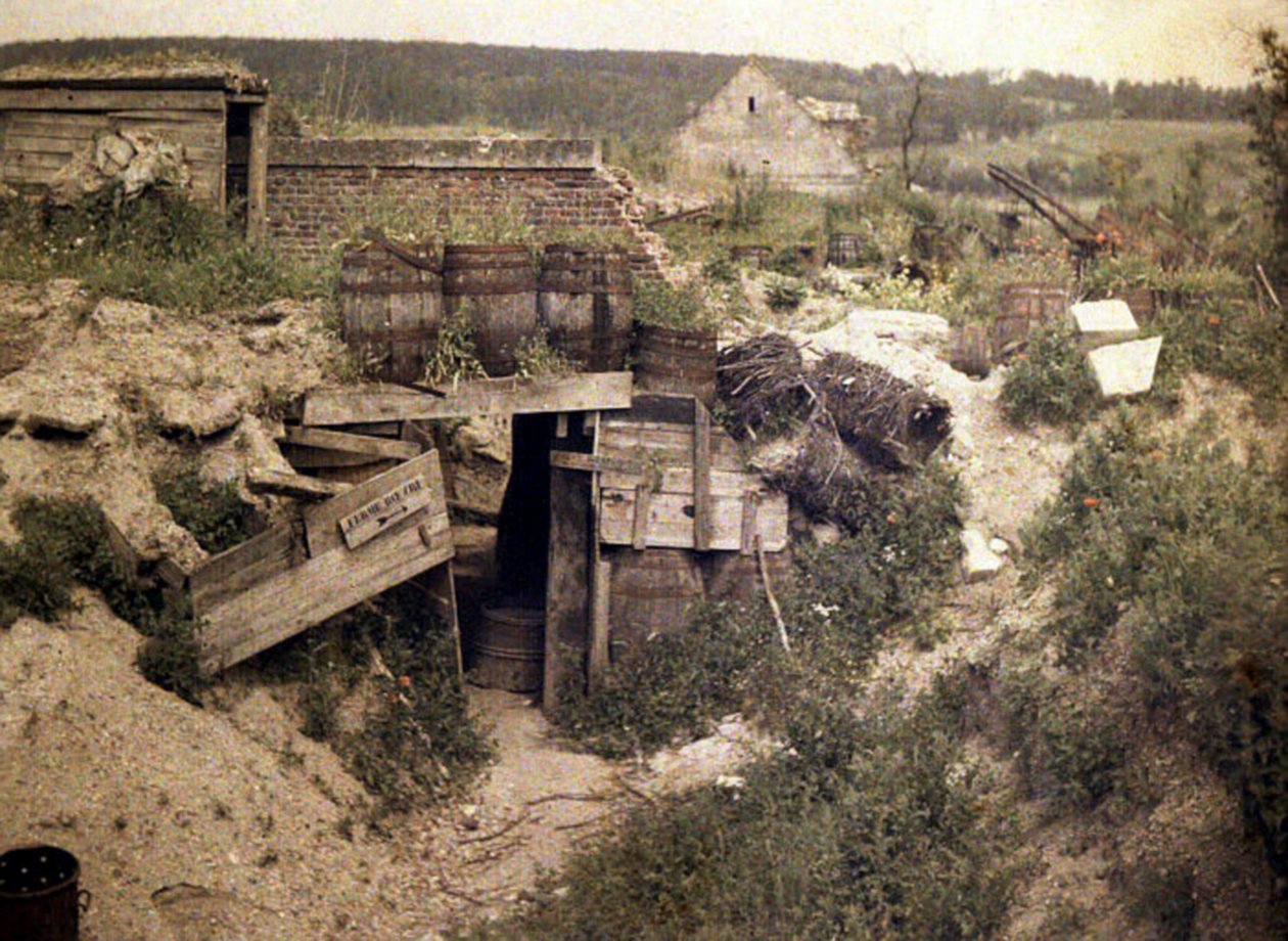 Boevre çiftliğinde barınak, Soissons, Aisne, Fransa, 1917 (otokrom) by Fernand Cuville