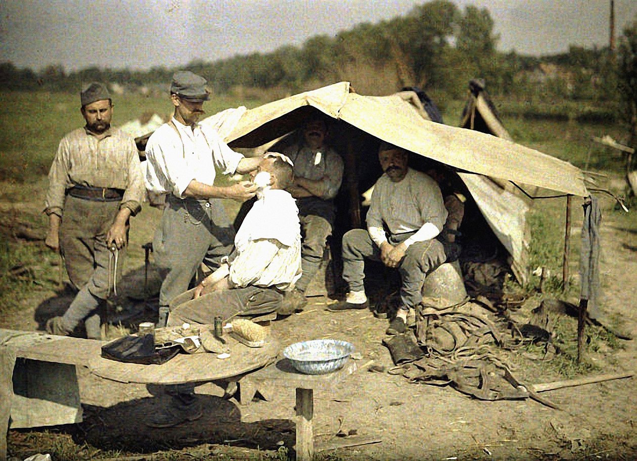 Fransız askeri kampında berber tarafından tıraş edilen asker, Soissons, Aisne, Fransa, 1917 (otokrom) by Fernand Cuville
