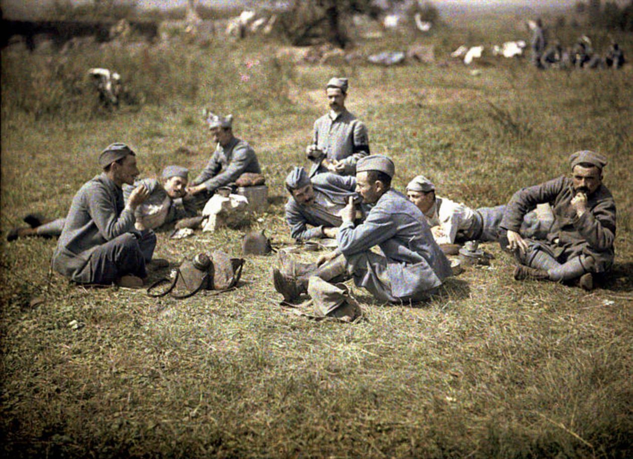 Yemekten sonra dinlenen askerler, Aisne, Fransa, 1917 (otokrom) by Fernand Cuville