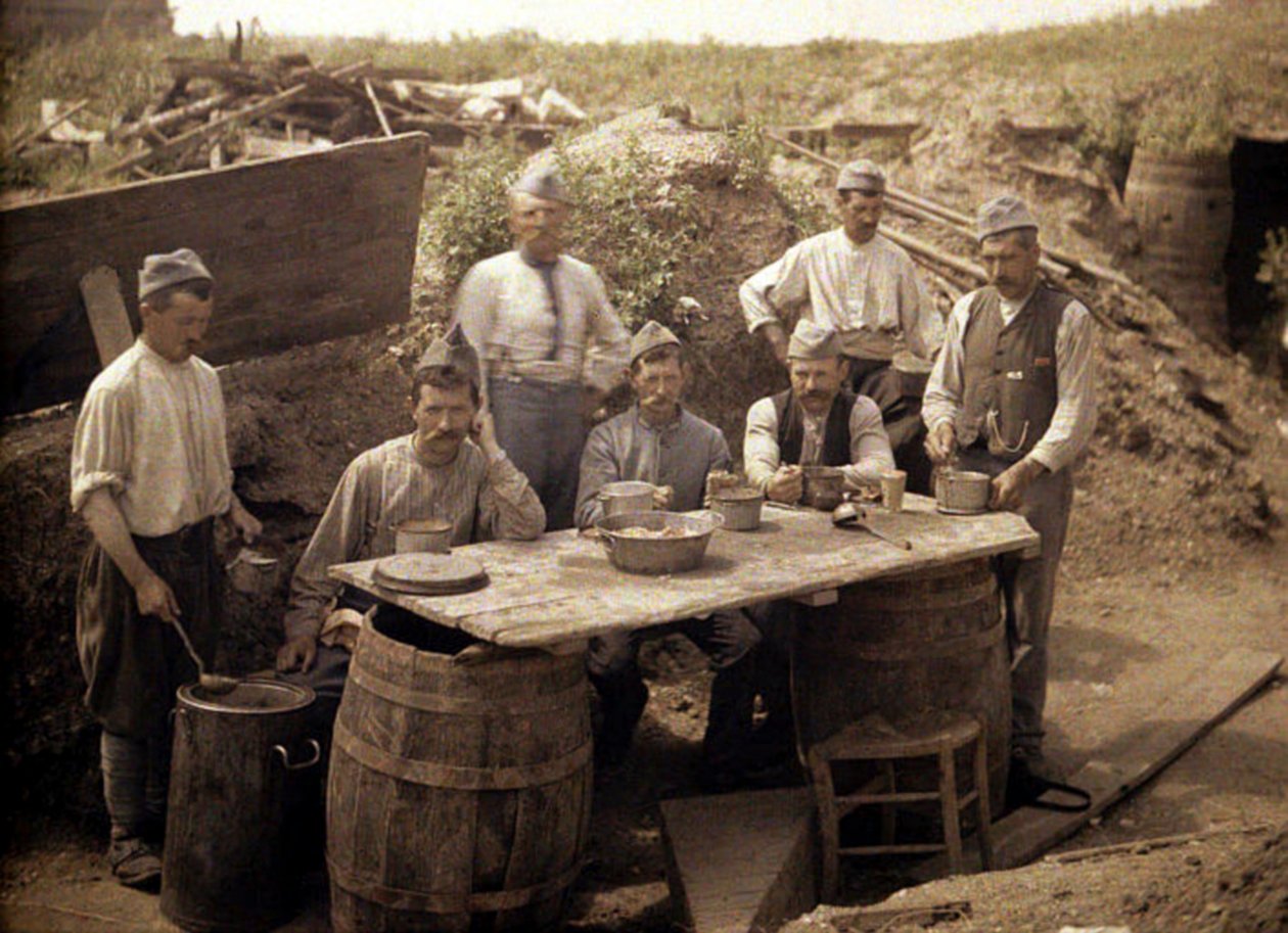 Önün arkasındaki Fransız siperlerinde çorba dağıtımı, Soissons, Aisne, Fransa, 1917 (otokrom) by Fernand Cuville