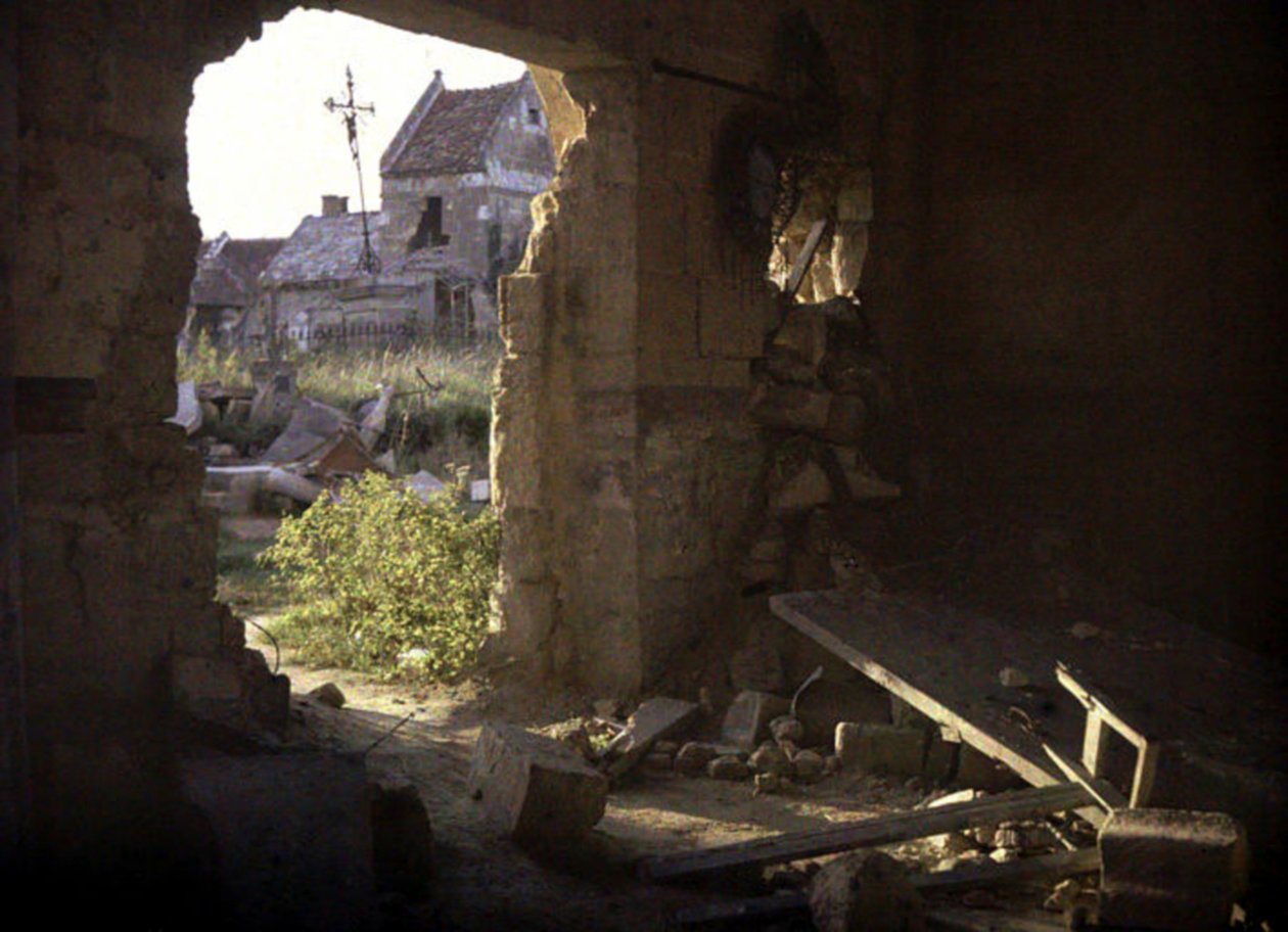 Evlerin görülebildiği bir deliği olan hasarlı kilise, Thiescourt, Oise, Fransa, 1917 (otokrom) by Fernand Cuville