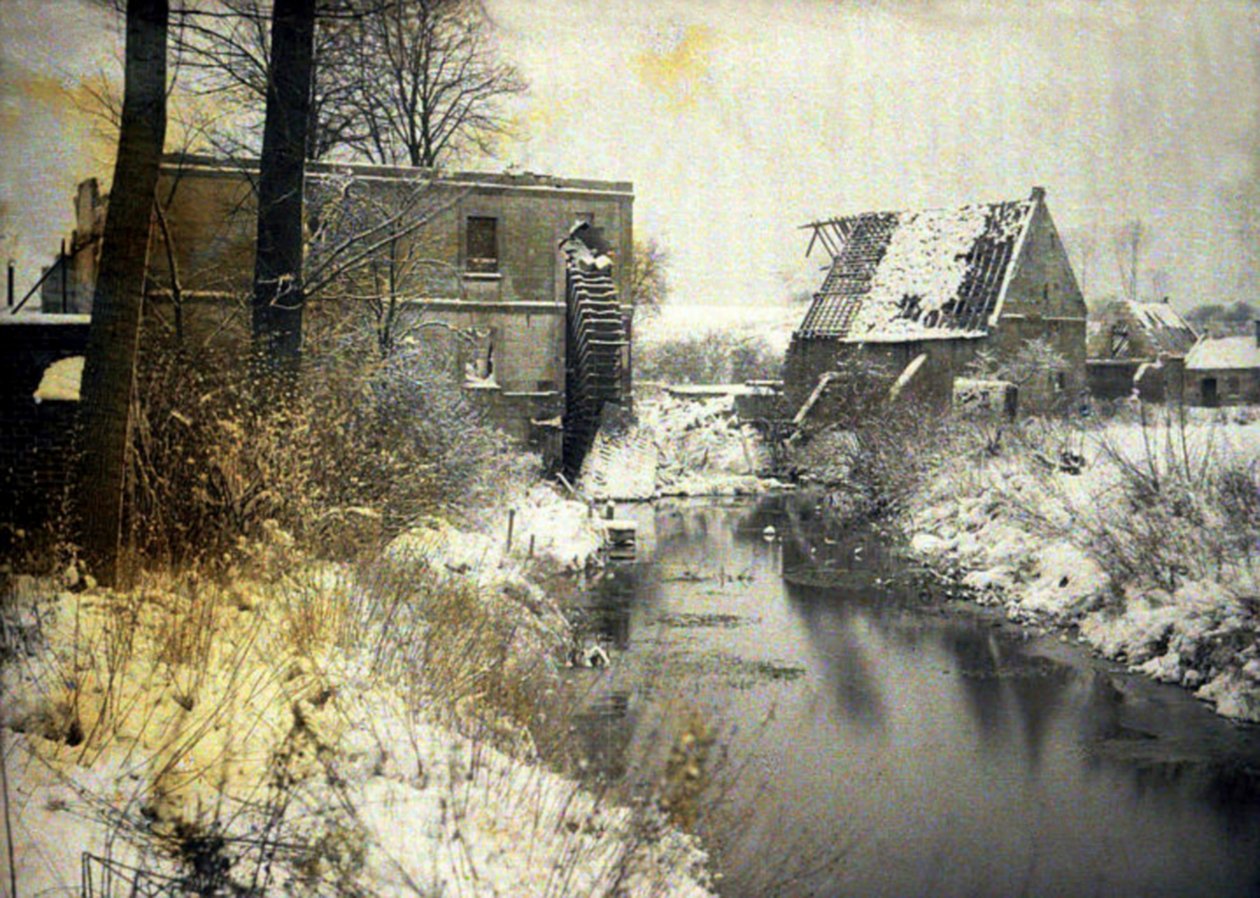 Karda kalenin hasarlı su değirmeni, Chaulnes, Somme, Fransa, 1917 (otokrom) by Fernand Cuville
