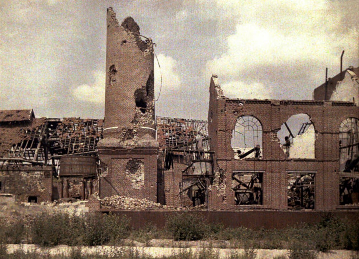 Almanların geri çekilmesinden sonra yıkılan içki fabrikası, Bucy-le-Long, Aisne, Fransa, 1917 (otokrom) by Fernand Cuville