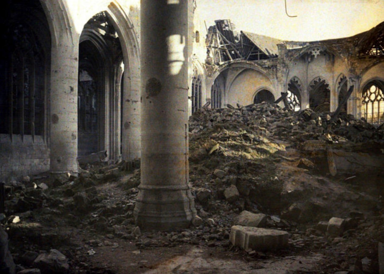 Ağır hasarlı kilisenin içi, Roye, Somme, Fransa, 1917 (otokrom) by Fernand Cuville