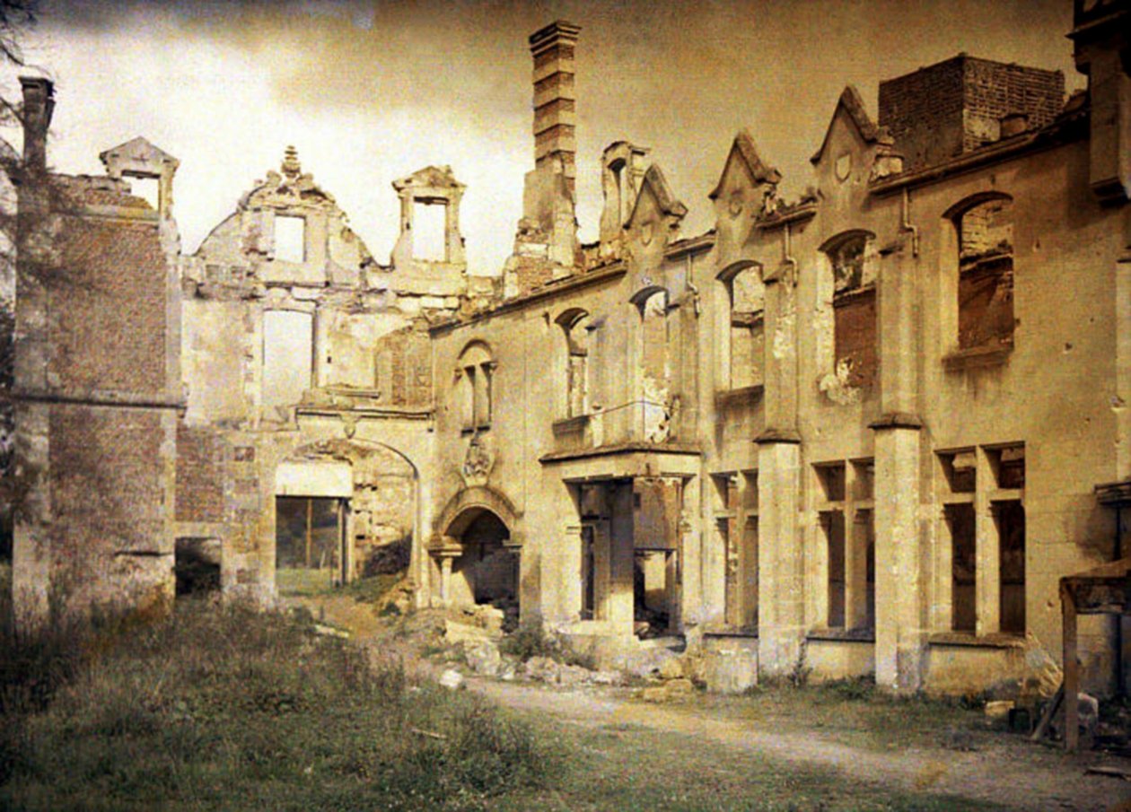 Almanların geri çekilmesinden sonra kalenin kalıntıları, Noyon, Oise, Fransa, 1917 (otokrom) by Fernand Cuville
