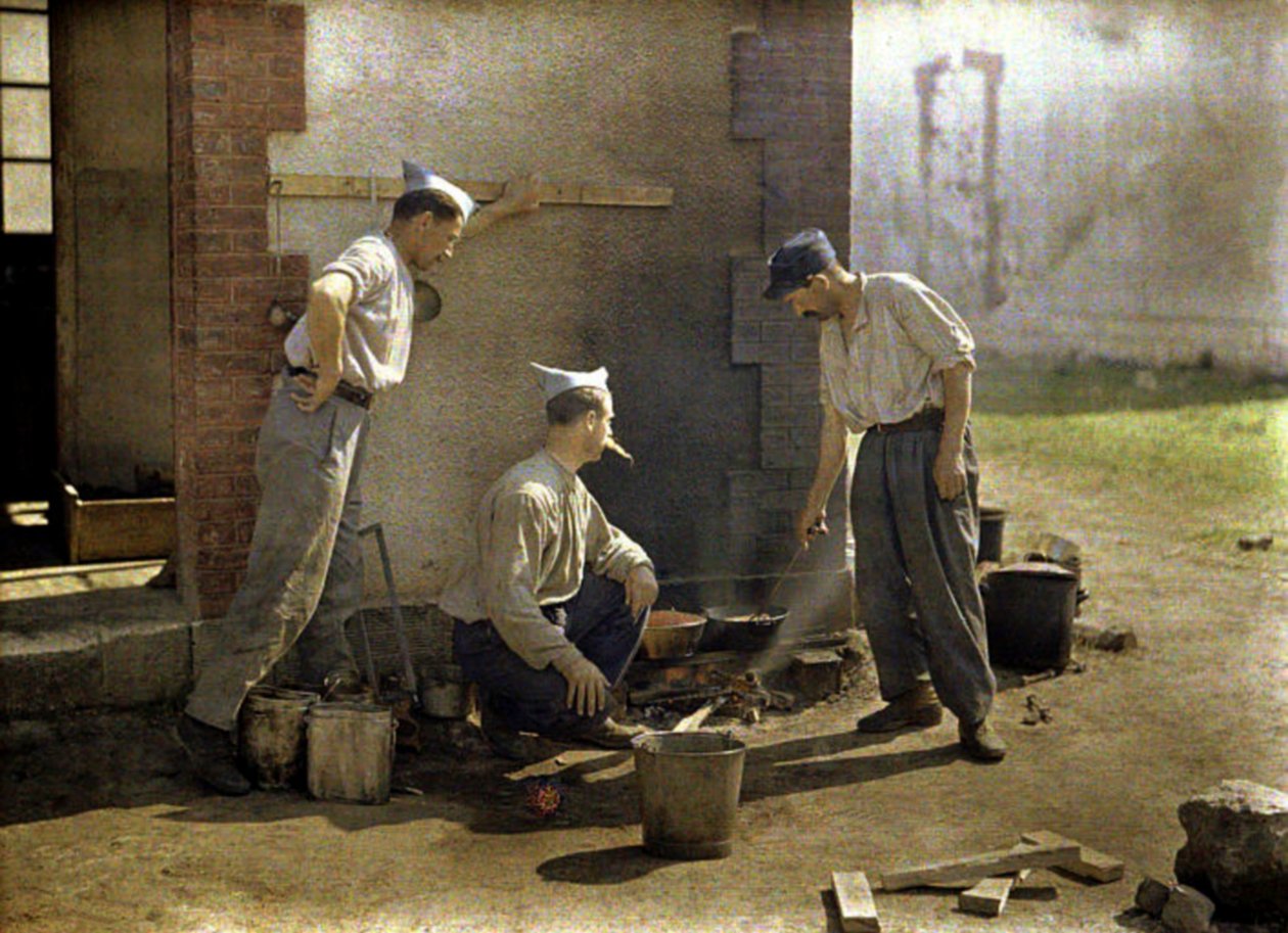 Açık ateşte yemek pişiren üç Fransız askeri, Soissons, Aisne, Fransa, 1917 (otokrom) by Fernand Cuville