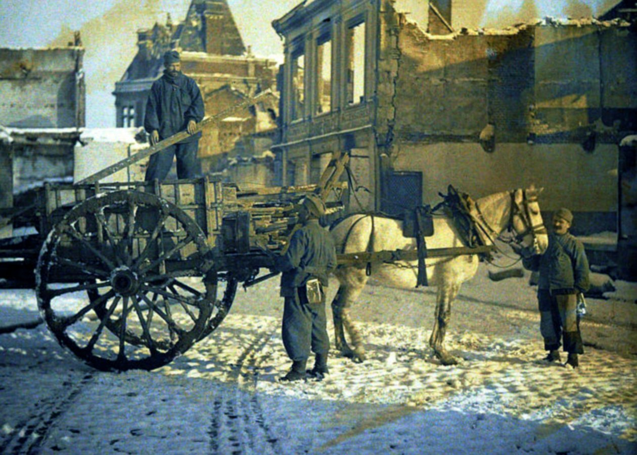 Binaların hasar gördüğü bir sokakta üç Fransız askeri, Chauny, Aisne, Fransa, 1917 (otokrom) by Fernand Cuville