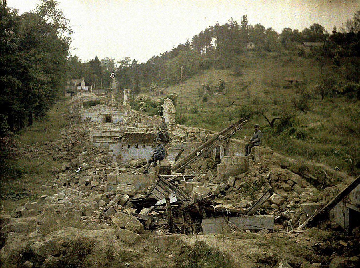 Cam fabrikasının harabelerinde üç asker, Vauxrot, Cuffies, Aisne, Fransa, 1917 (otokrom) by Fernand Cuville