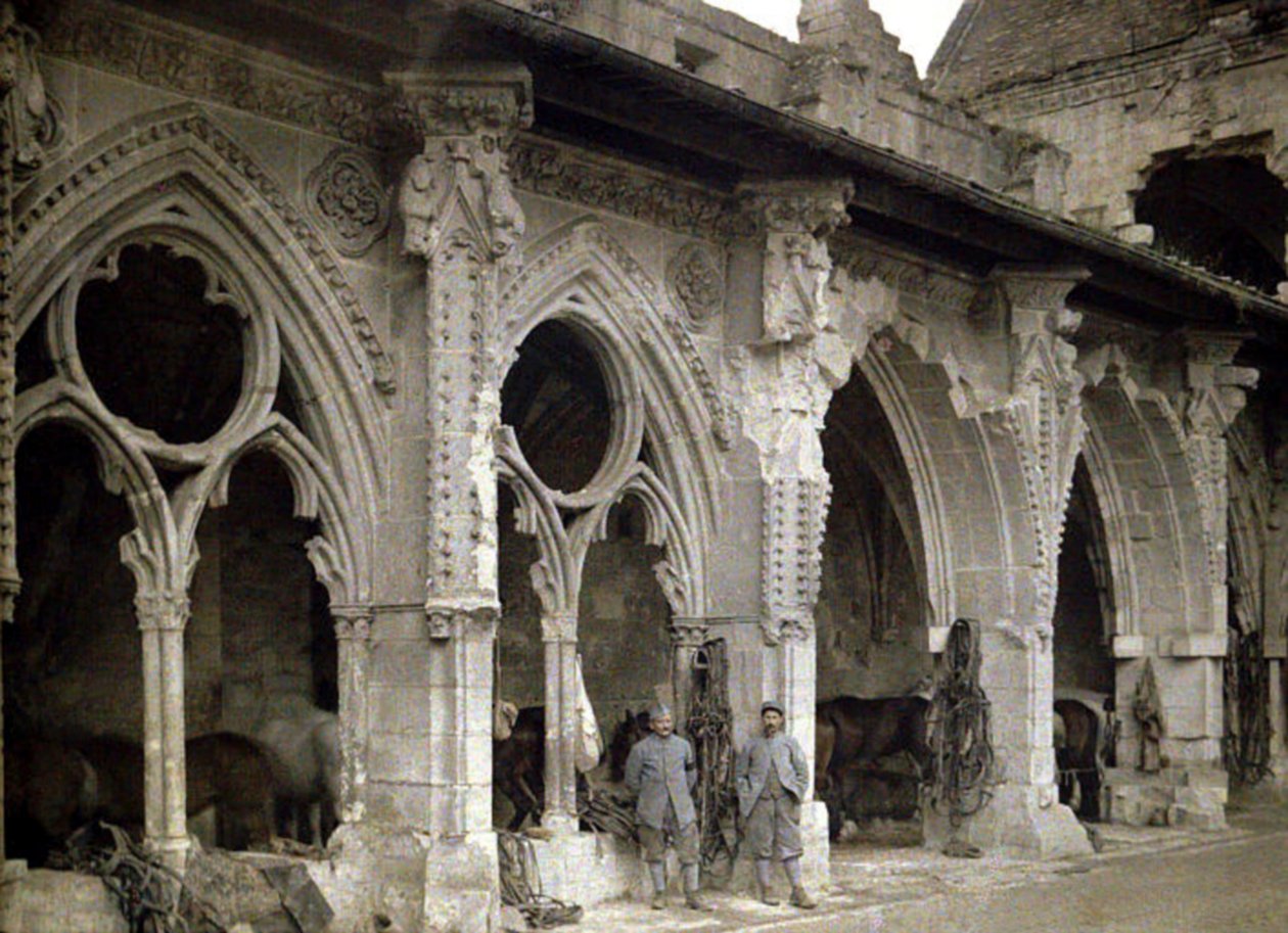 Saint-Jean-des-Vignes manastırının manastırındaki iki Fransız askeri ve atları, topçu ateşiyle ağır hasar gördü, Soissons, Aisne, Fransa, 1917 (otokrom) by Fernand Cuville