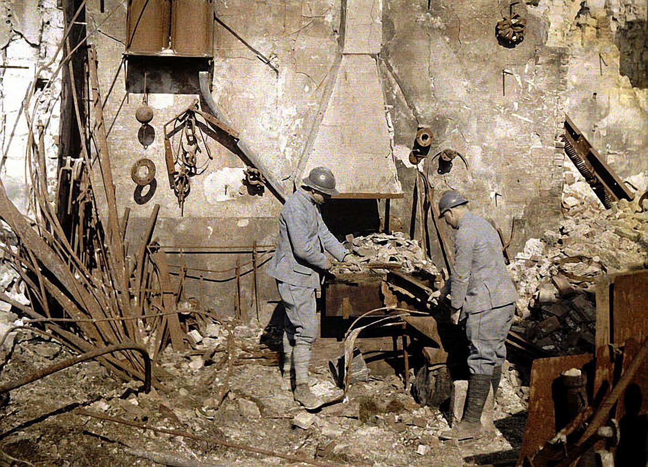 El bombaları tarafından tahrip edilen bir demirhanede çalışan iki Fransız askeri, Reims, Fransa, 1917 (otokrom) by Fernand Cuville