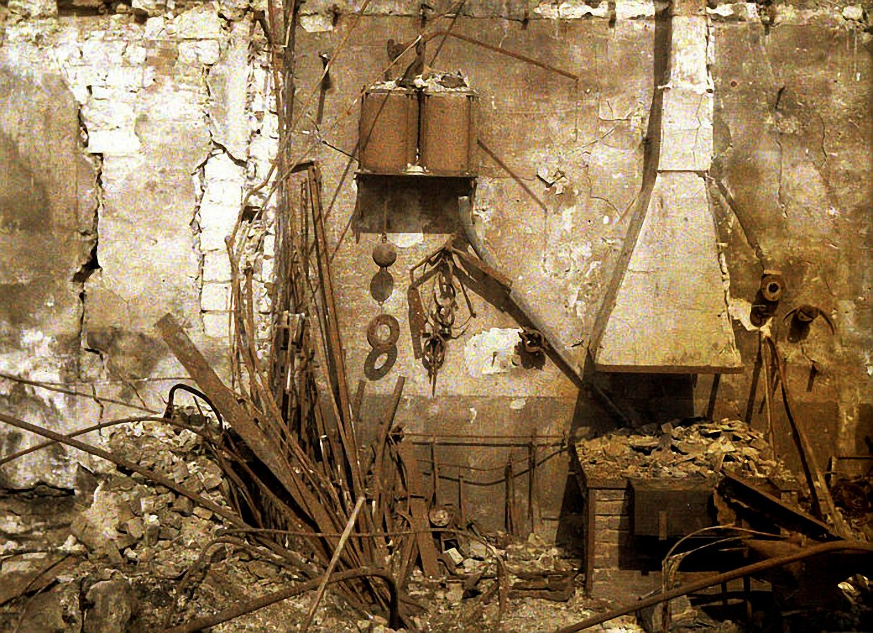 El bombaları tarafından tahrip edilen bir demirhanenin görünümü, Reims, Fransa, 1917 (otokrom) by Fernand Cuville
