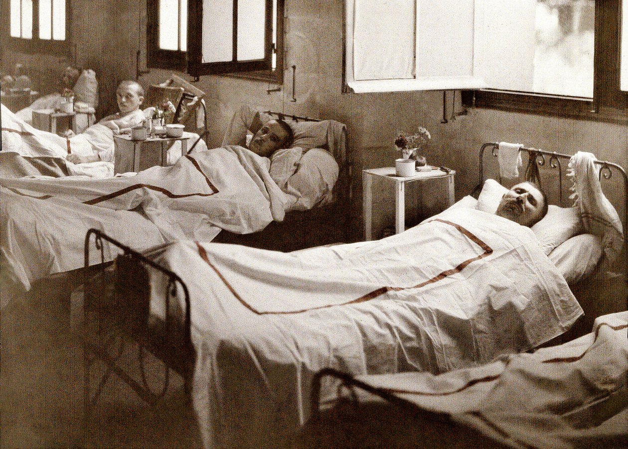 Birinci Dünya Savaşı sırasında Saint-Paul Hastanesi'ndeki Laffaux yakınlarındaki savaş alanından yaralı askerler, Soissons, Aisne, Fransa, 1917 by Fernand Cuville