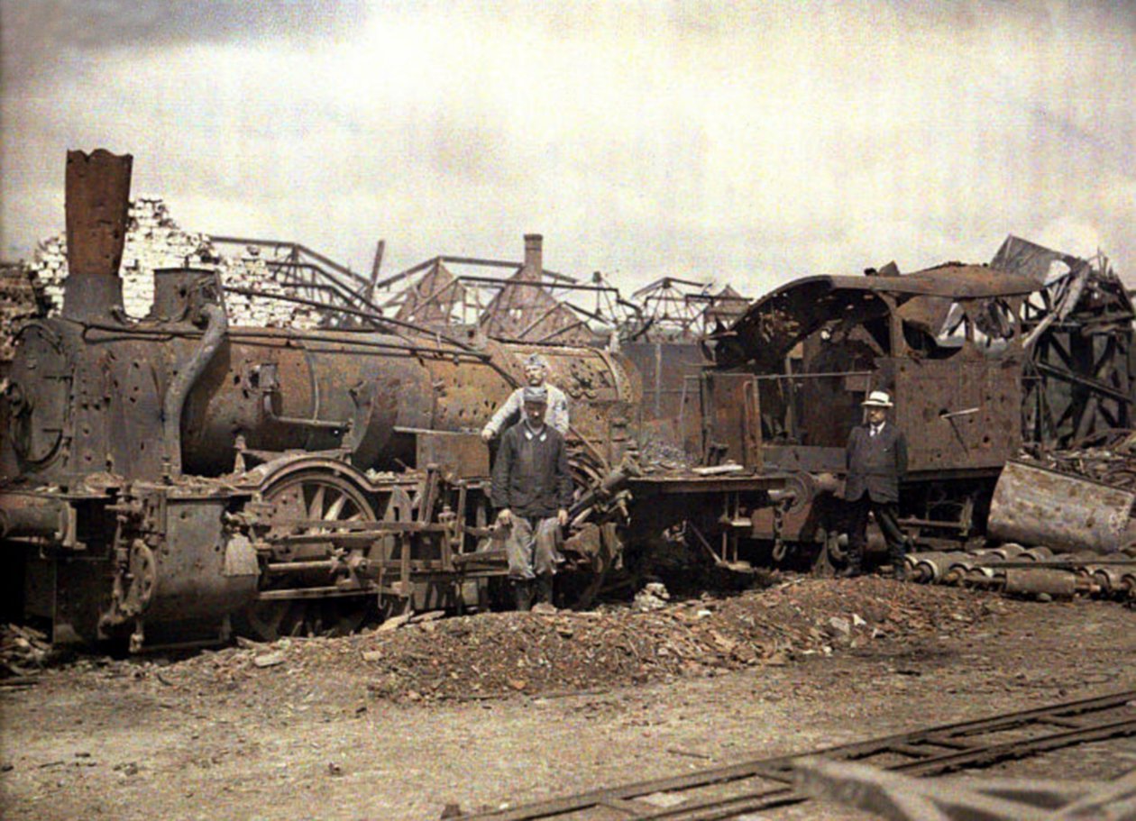 Ağır hasar görmüş Vauxrot içki fabrikasının kalıntılarının önünde yanmış lokomotif ve vagon, Cuffies, Aisne, Fransa, 1917 (otokrom) by Fernand Cuville