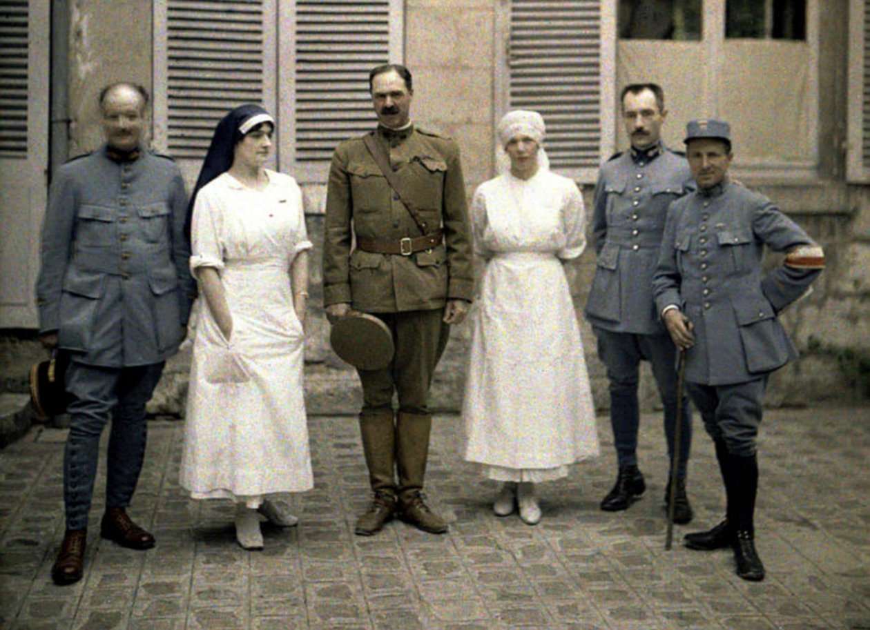Saint-Paul Hastanesi önünde Fransız askeri doktorlar ve hemşireler, Soissons, Aisne, Fransa, 1917 (otokrom) by Fernand Cuville
