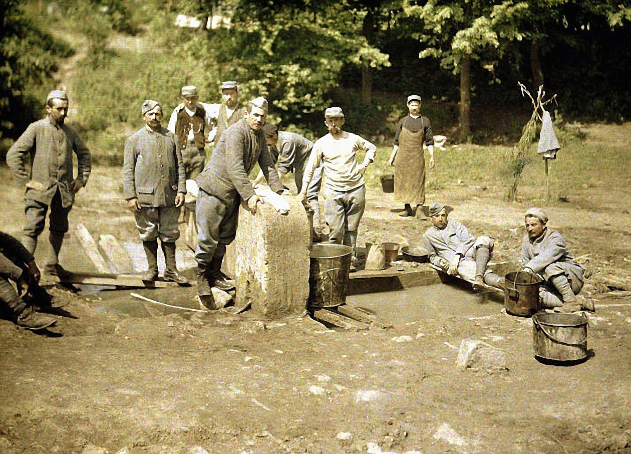 Bir kuyuda çamaşır yıkayan bir grup Fransız askeri, Soissons, Aisne, 1917 (otokrom) by Fernand Cuville
