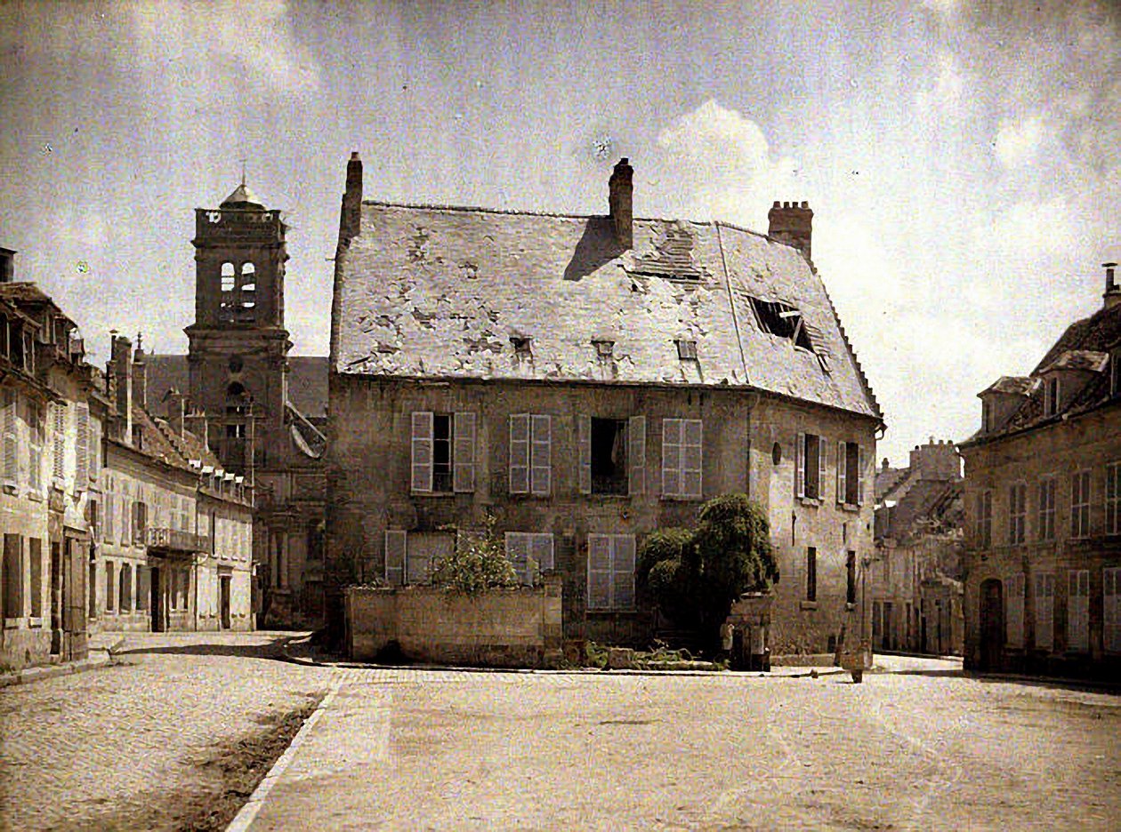 Çatısı hasarlı ev, Soissons, Aisne, 1917 (otokrom) by Fernand Cuville