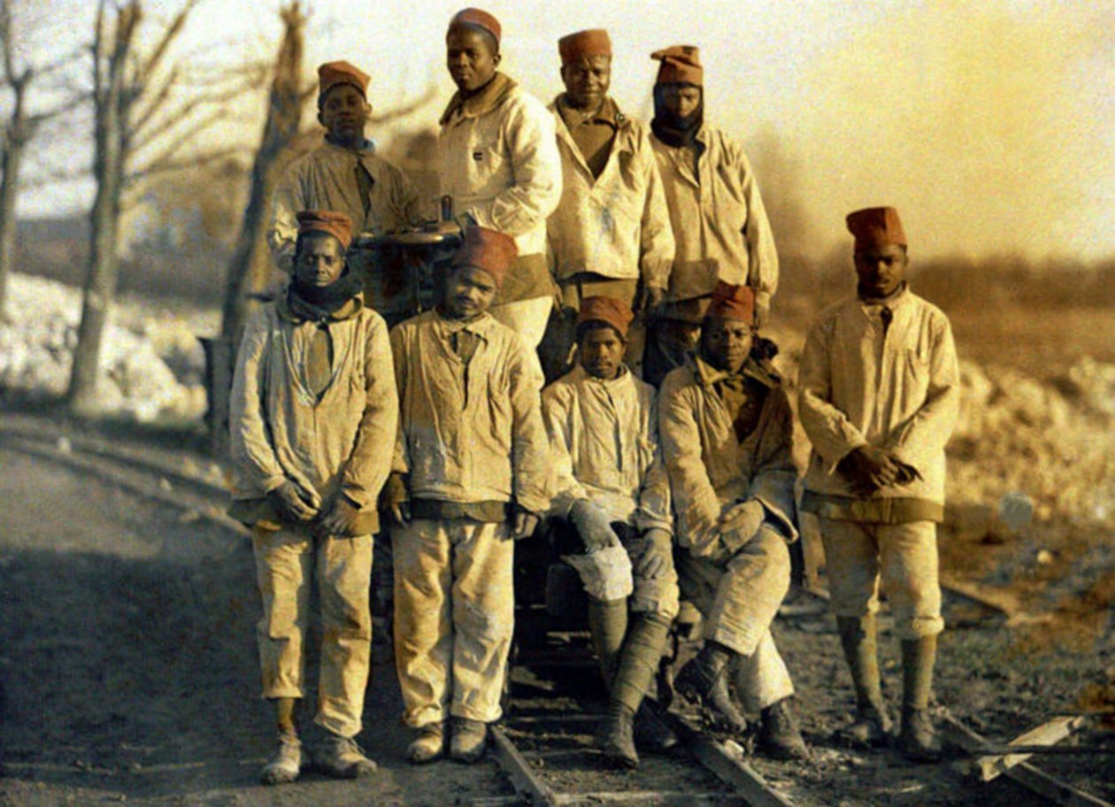Demiryolu bisikletli Senegalli işçiler, Ham, Somme, Fransa, 1917 (otokrom) by Fernand Cuville