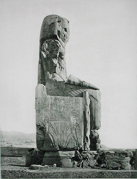 Devasa heykel, Amenhotep Tapınağı III (c.1417-1379 BC) Thebes, c.1900 yayınlandı (fotogravür) by Fils Goupil