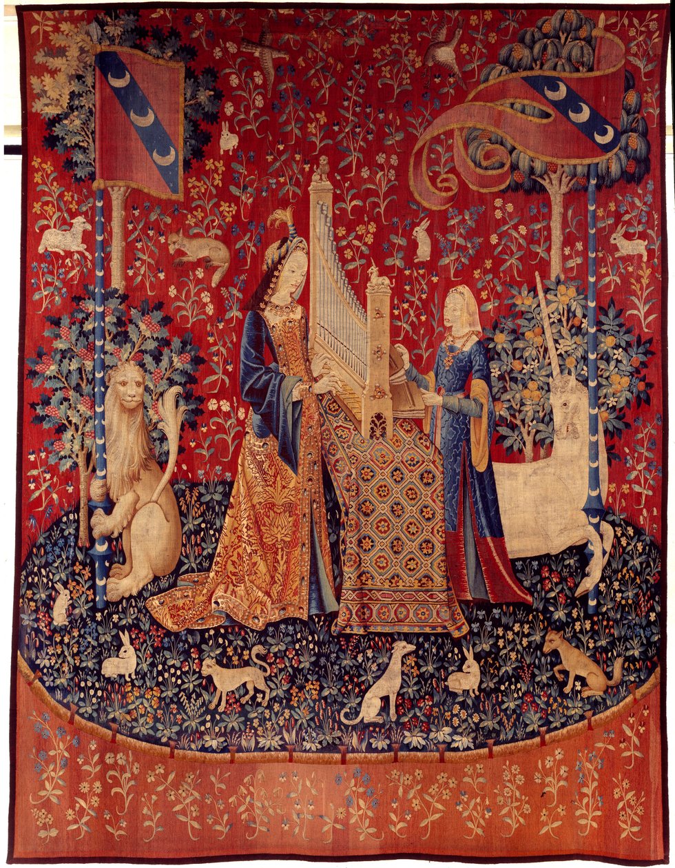 Tek Boynuzlu At Hanımının Perdesi (Tek Boynuzlu Atın Hanımı): işitme. 1484 ve 1500 yılları arasında yapılmış yün ve ipek goblen. Chateau de Boussac, Creuse. karartmak 3,7x4,7 m. Paris, Ulusal Orta Çağ Müzesi, Thermes de Cluny by Flemish School