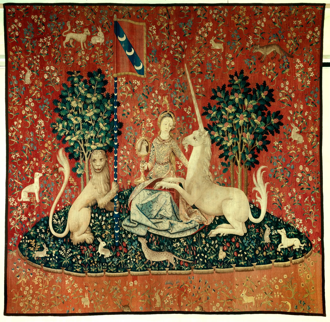 Lady of the Unicorn Perdesi (Lady of the Unicorn): görünüm. Aslan, tek boynuzlu at, maymun, tavşanlarla çevrili bir ayna tutan genç bir kadın. 1484 ve 1500 yılları arasında yapılmış yün ve ipek goblen. Chateau de Boussac, Creuse. karartmak 3,7x4,7 m. P by Flemish School
