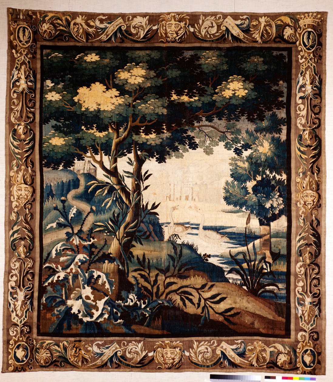 Flaman halısı. Yani yeşillik denir. Oudenaarde imalatı. Özel koleksiyon. 17. yüzyıl (?). by Flemish School