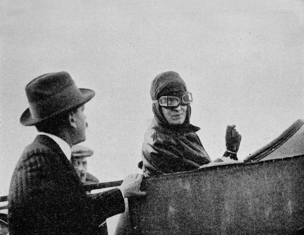 Bayan Trehawke-Davies, Bleriot tek kanatlı uçaklarından birinin yolcu koltuğunda, 1913 1934 by Flight Photo