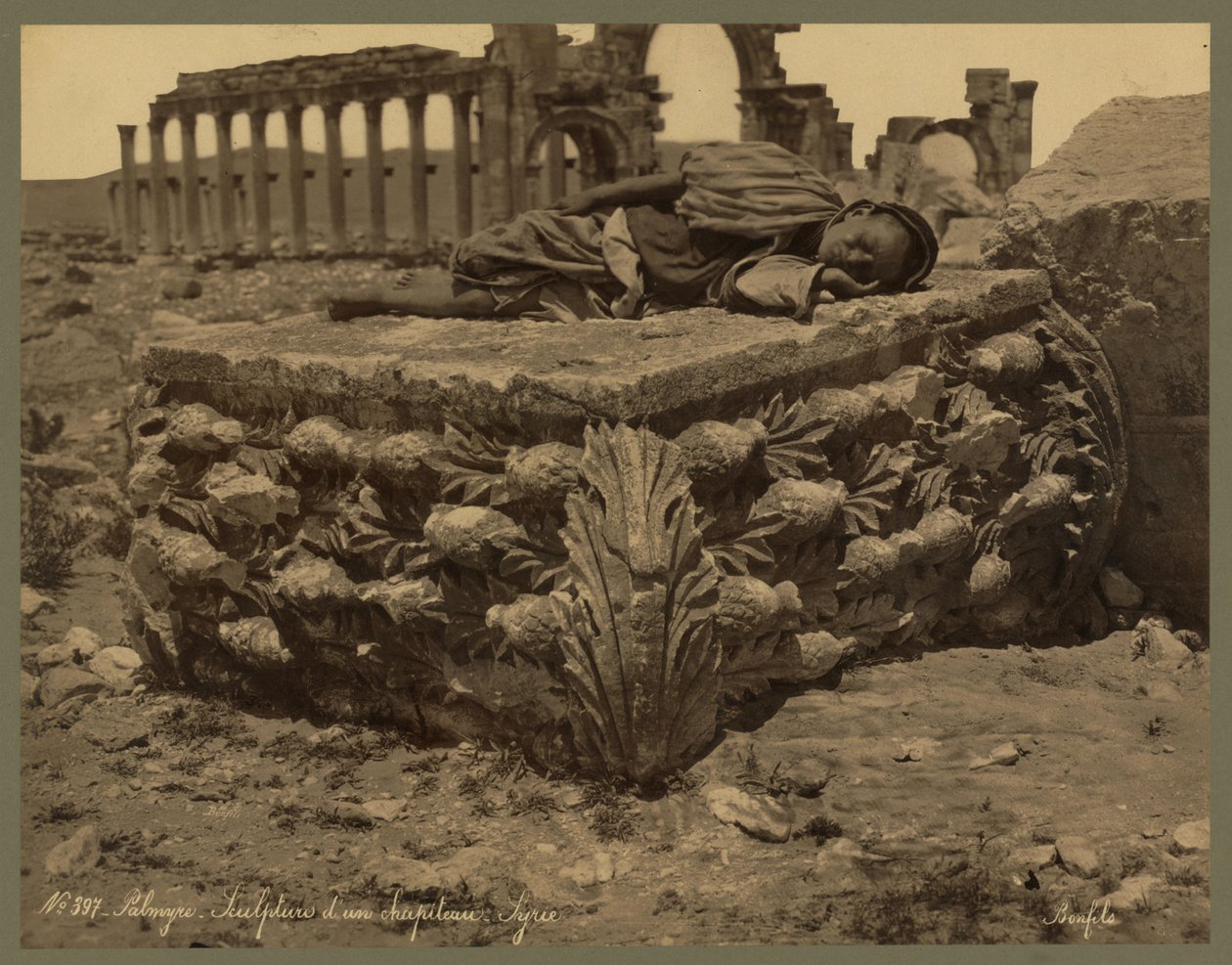 Büyük revaklardan bir görünüm, Palmyra, 1875 dolayları (albüm baskısı) by Félix Bonfils