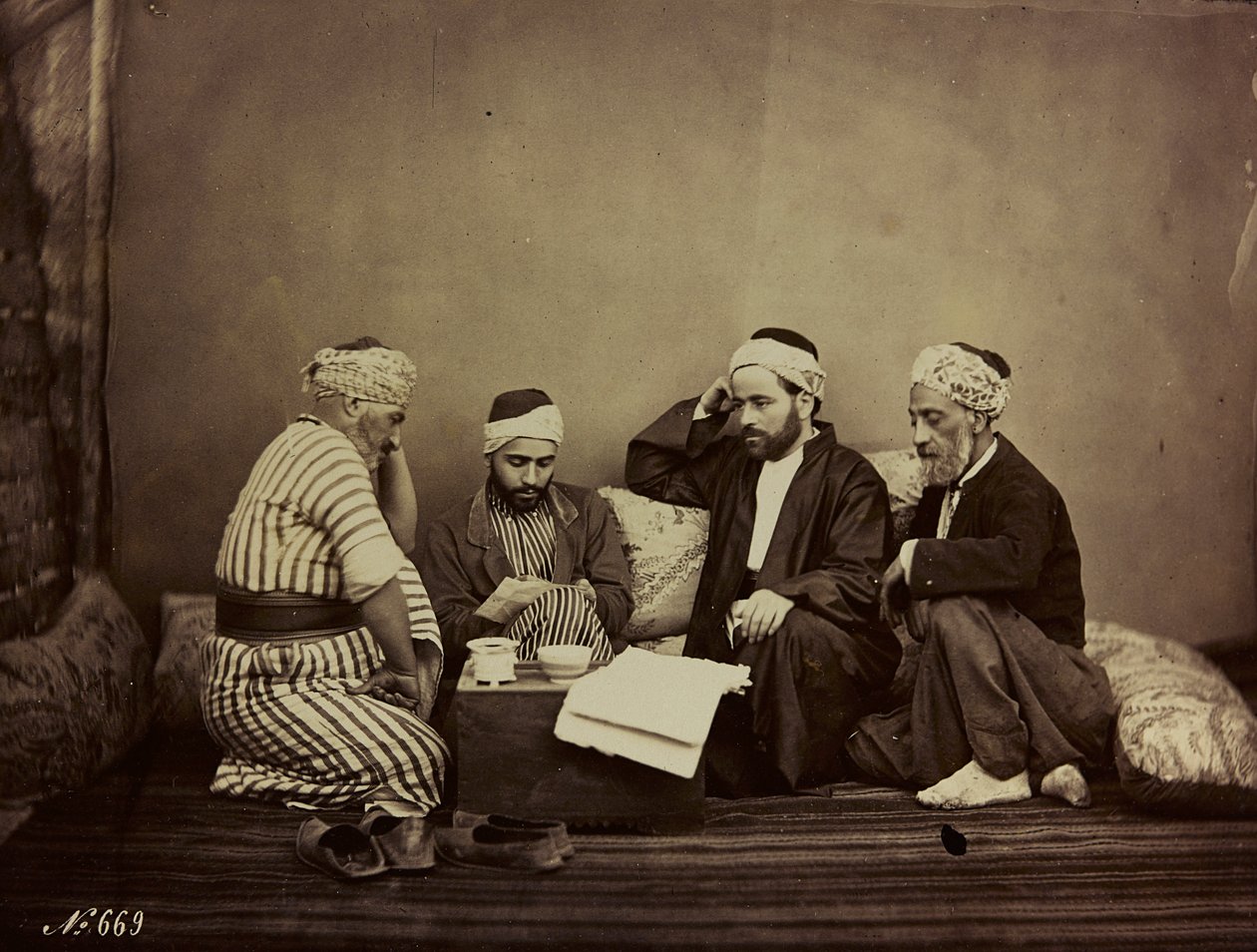 Damas et Baalbek albümü: Bir masanın etrafında oturan bir grup Suriyeli by Félix Bonfils