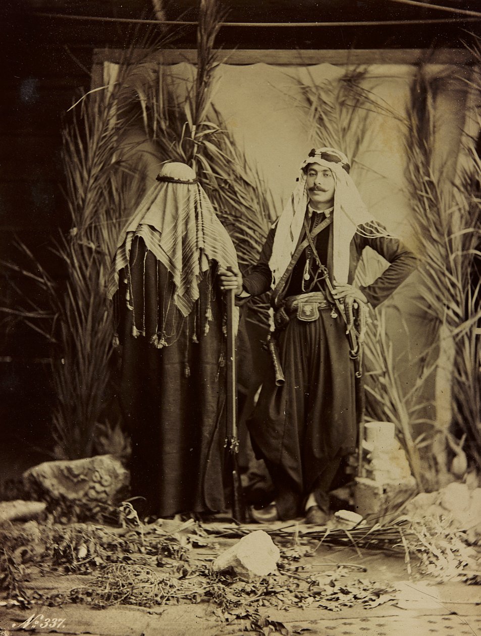 Damas et Baalbek albümü: Geleneksel giysiler içinde Suriyeli çift by Félix Bonfils