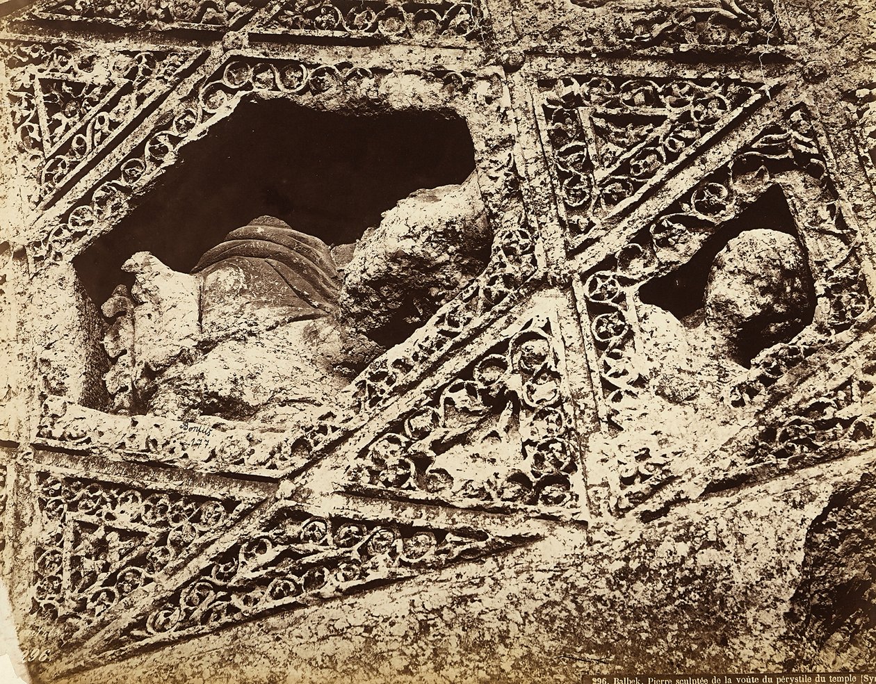 Heliopolis veya Baalbek arkeolojik bölgesinde bir tapınaktaki heykelsi dekorasyonun detayı, antik Suriye şehri, şimdi Lübnan by Félix Bonfils