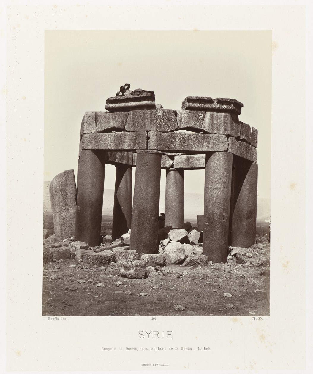 Man op, qubba van Douris, nabij Baalbek Suriye. Douris Kubbesi, Bekàa ovasında - Balbek (nesne üzerindeki başlık) Antik Mimari: Mısır, Yunanistan, Küçük Asya: Fotoğraf Albümü (seri başlığı) by Félix Bonfils