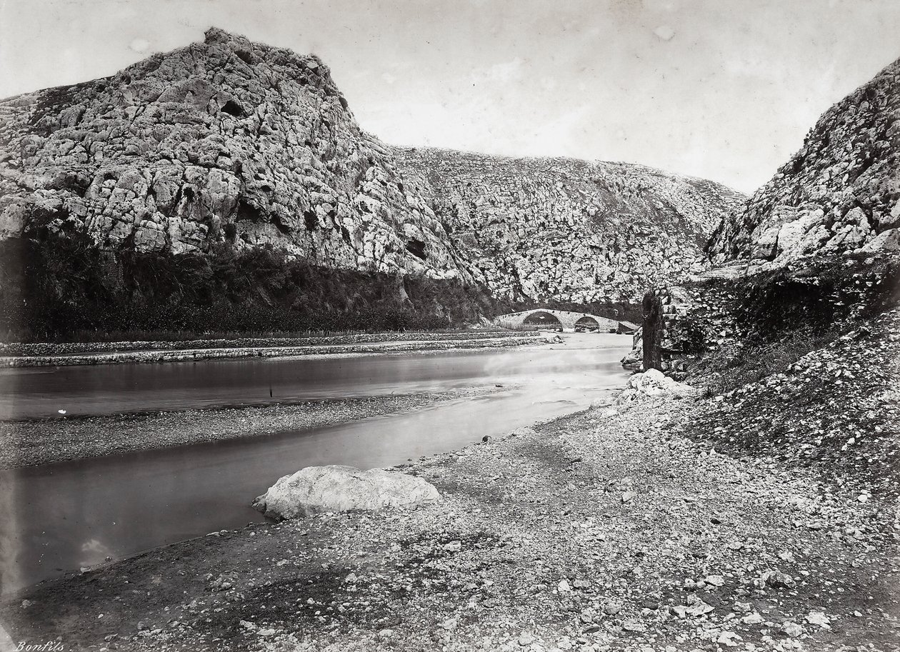 Filistin'de Beyrut yakınlarındaki Lübnan dağları arasında "Nahr el-Kalb" (köpek nehri) by Félix Bonfils
