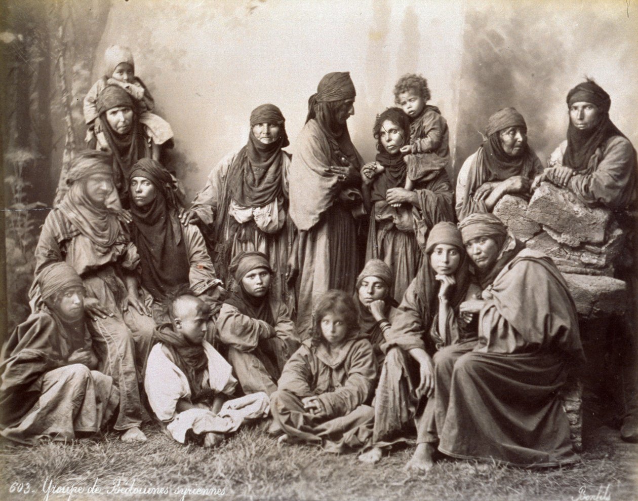 Mütevazı etnik elbiseli bir grup Suriyeli bedevinin portresi by Félix Bonfils