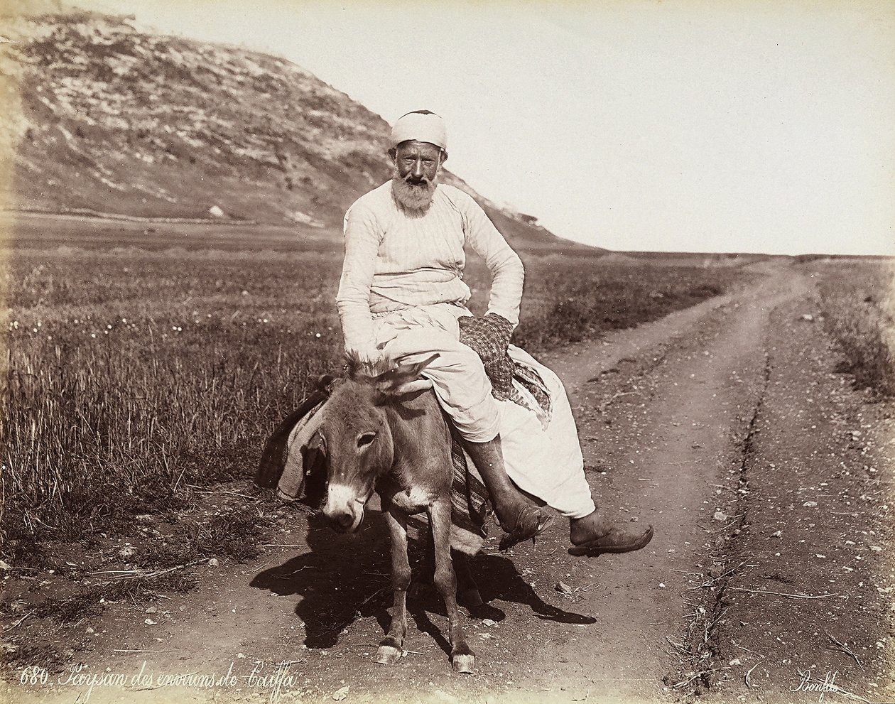 Hayfa çevresinden bir köylünün portresi. Adam eşeğe biniyor by Félix Bonfils