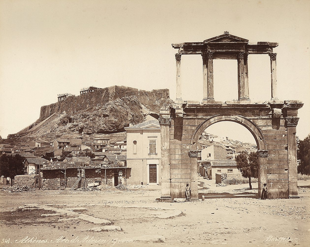 Atina Akropolü üzerindeki Hadrian Kemeri by Félix Bonfils