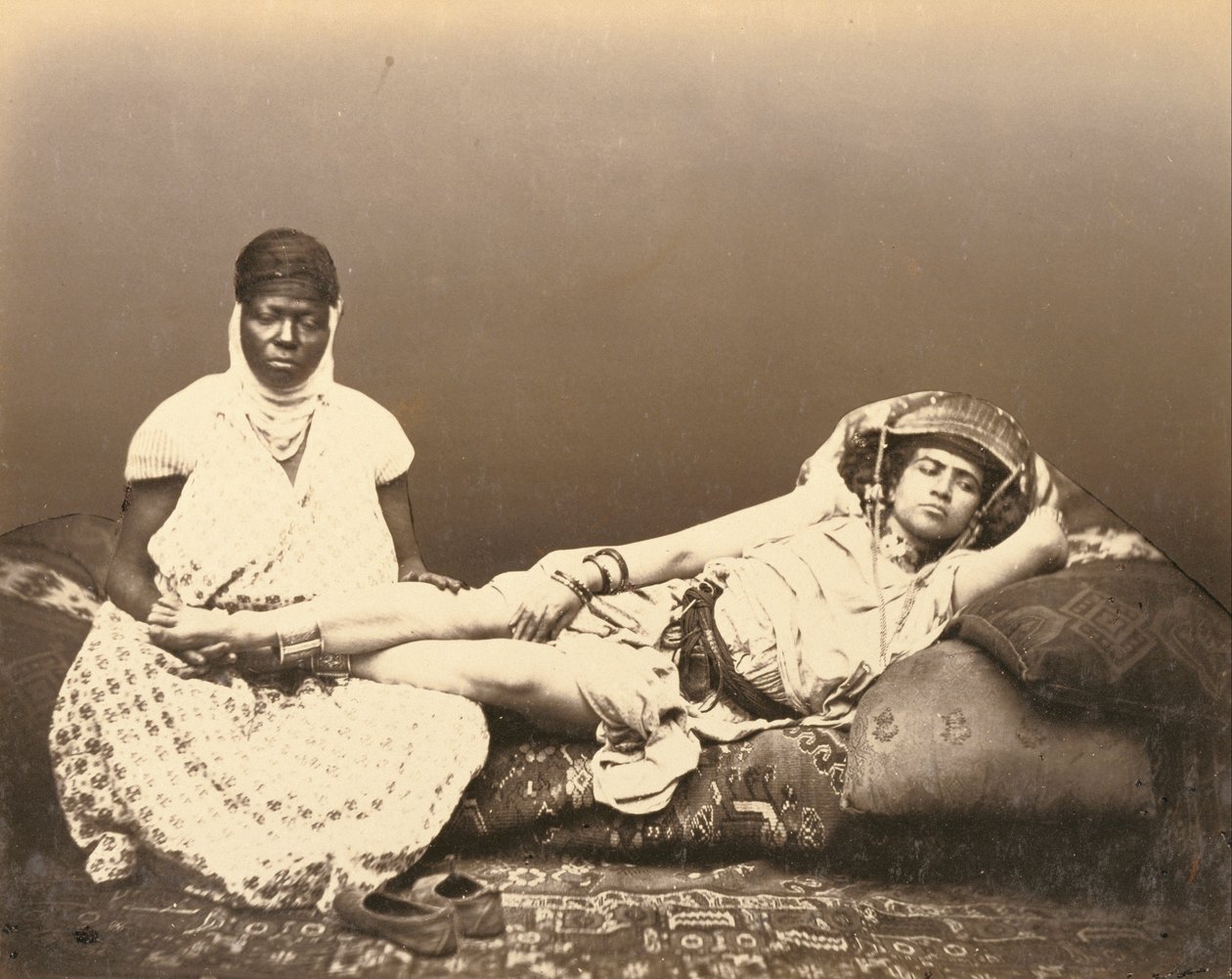 Hizmetçisiyle Mağribi Bir Kadın by Félix Jacques Moulin