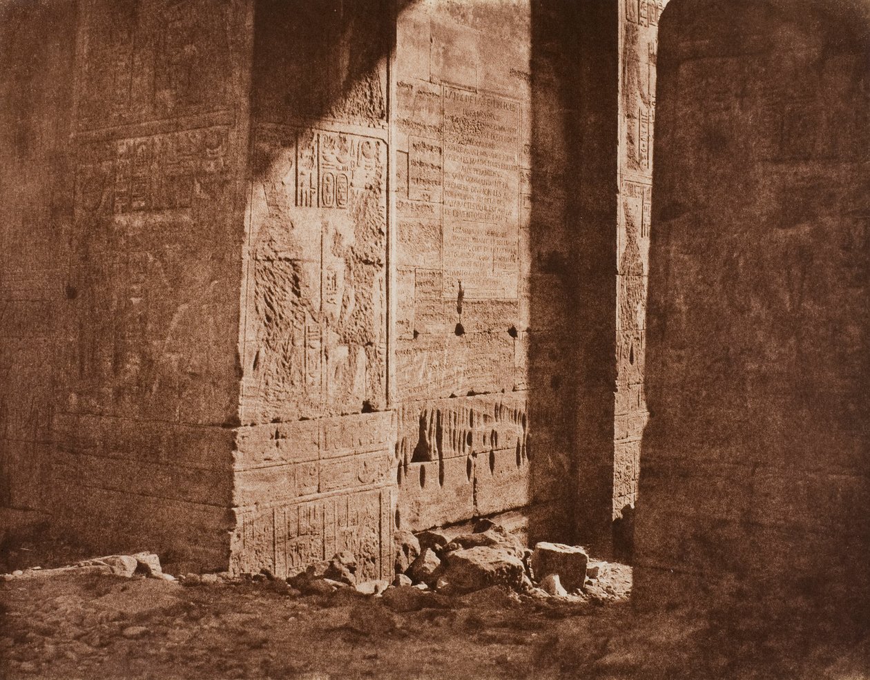 Birinci Pilon - Fila Adası (Philae) H Noktasındaki Doğu Kabartması Üzerine Oyulmuş Fransızca Yazıt by Félix Teynard