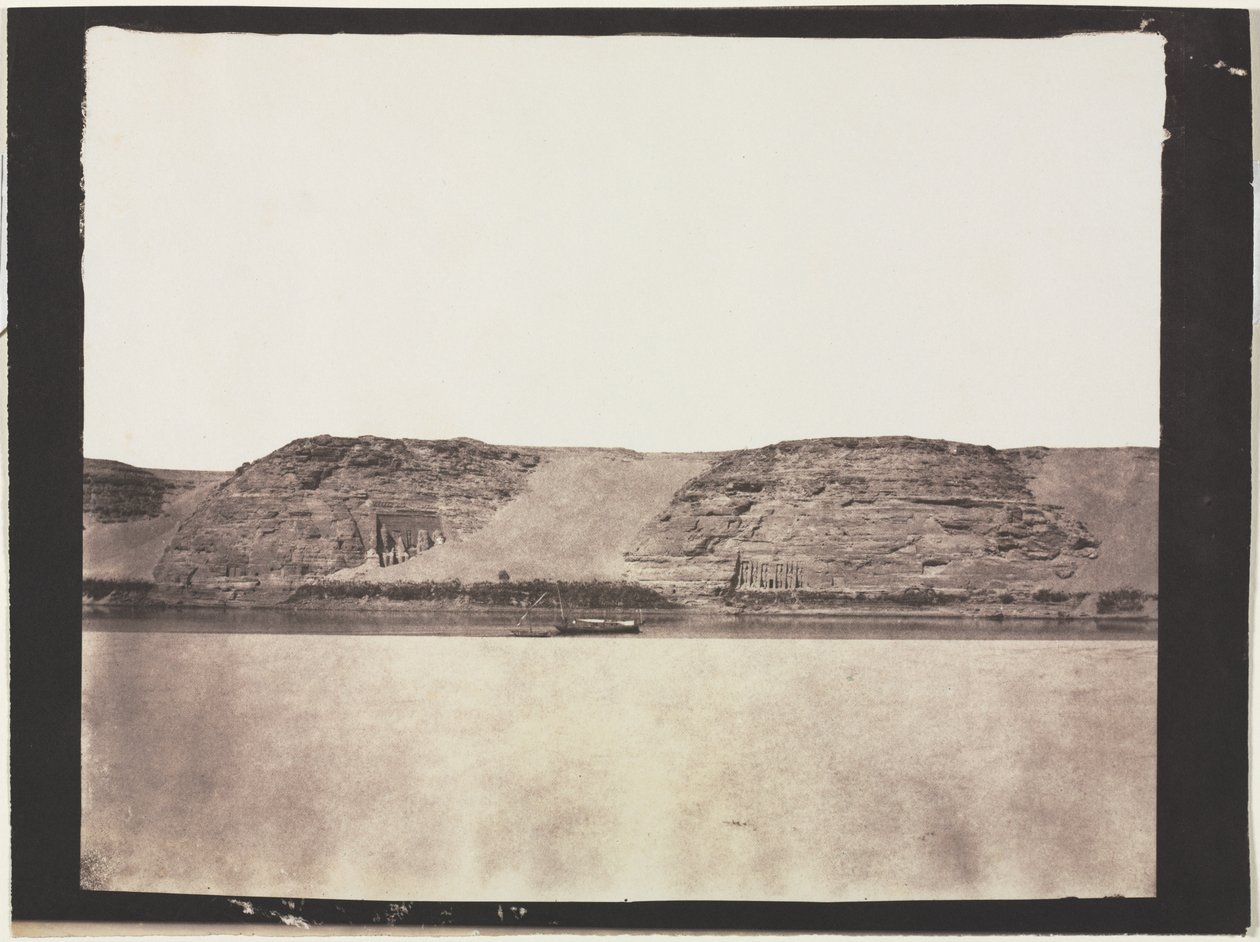 Fotoğrafçılar Dahabieh ile Ana Kayaya Oyulmuş Anıtların Genel Görünümü. Ebu Simbel, 1851-1852. by Félix Teynard