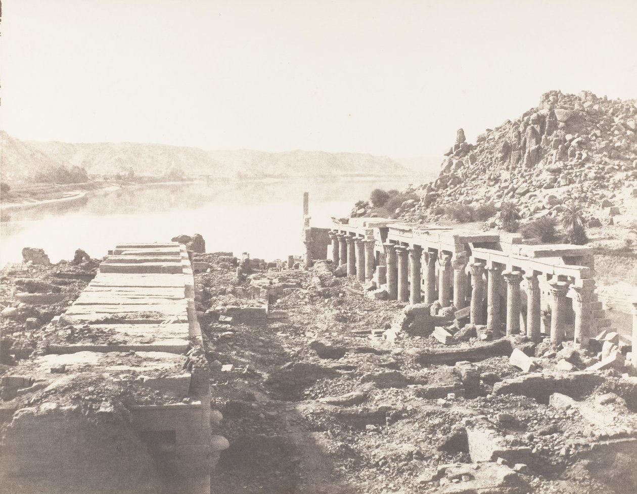 Fileh Philæ Adası, I. Noktadan Alınan Genel Görünüm, Platformda..., 1851-52, 1853-54 basılmış. by Félix Teynard