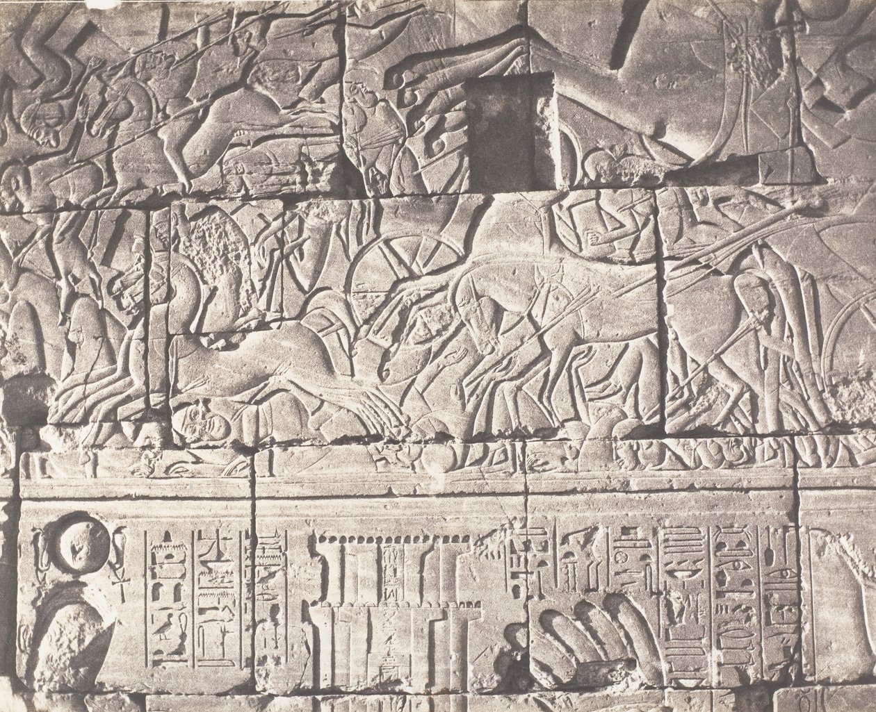 Karnak Thebes, Saray Muhafazası - O Noktasındaki Heykellerin Detayları, 1851-52, 1853-54 basılmış. by Félix Teynard