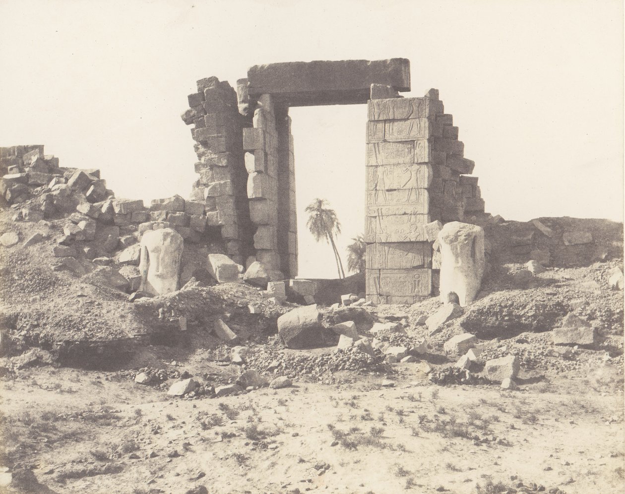 Karnak Thebes, Birinci Pilon - Kapı ve Colossi Harabeleri, ..., 1851-52, 1853-54 basılmış. by Félix Teynard