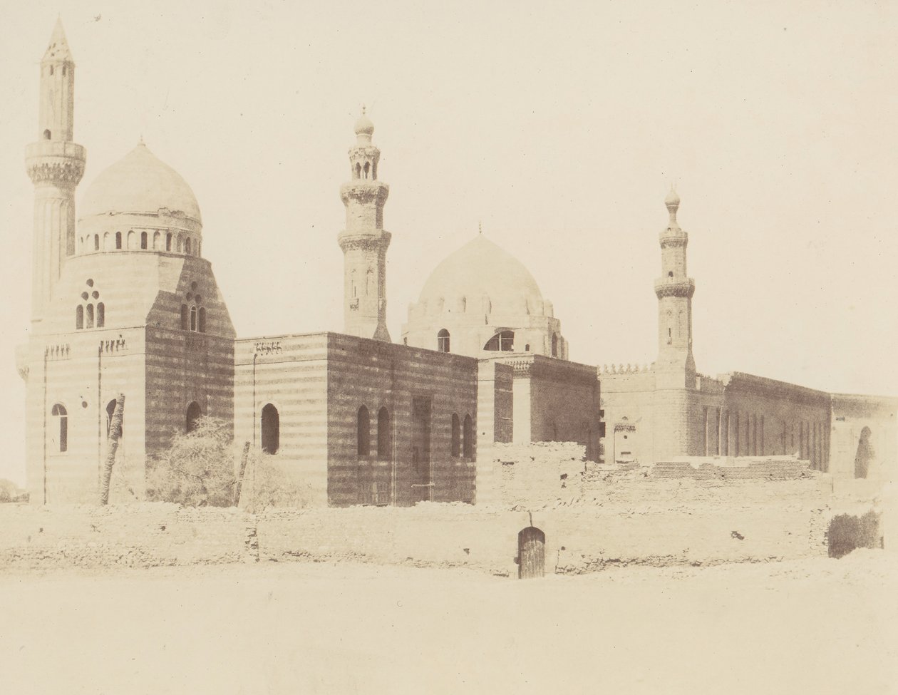 Le Kaire, İskender Paşa ve Sultan Haçan Camileri, 1851-52, 1853-54 basılmış. by Félix Teynard