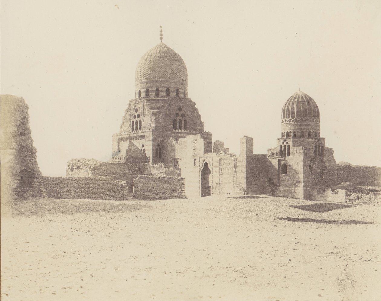 Kahire, Memluk Sultanlarının Mezarları, 1851-52, 1853-54 basılmış. by Félix Teynard
