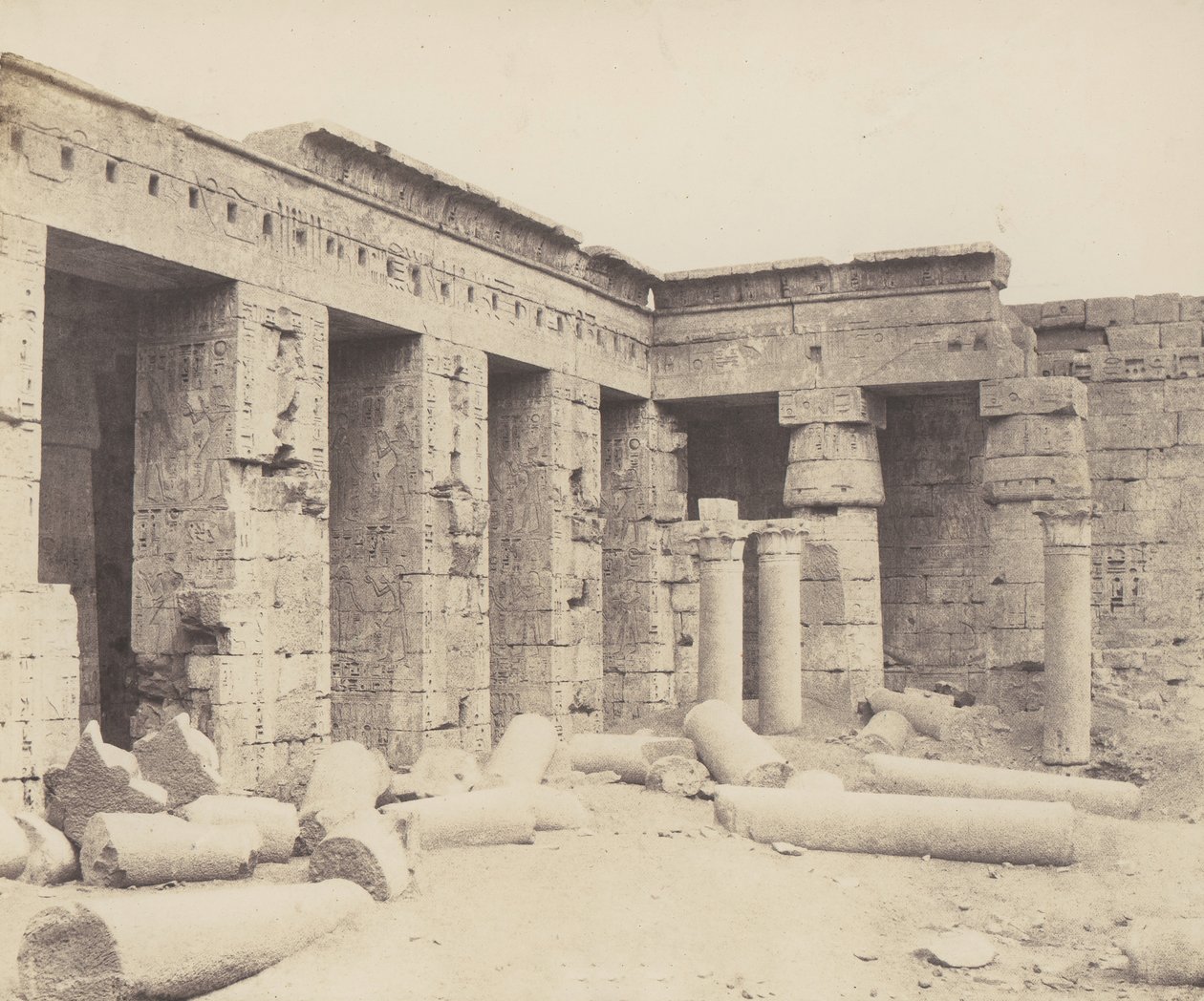 Medinet-Abu Teb. Sonraki Yapılar - İkinci Mahkeme, 1851-52, 1853-54 basılmış. by Félix Teynard